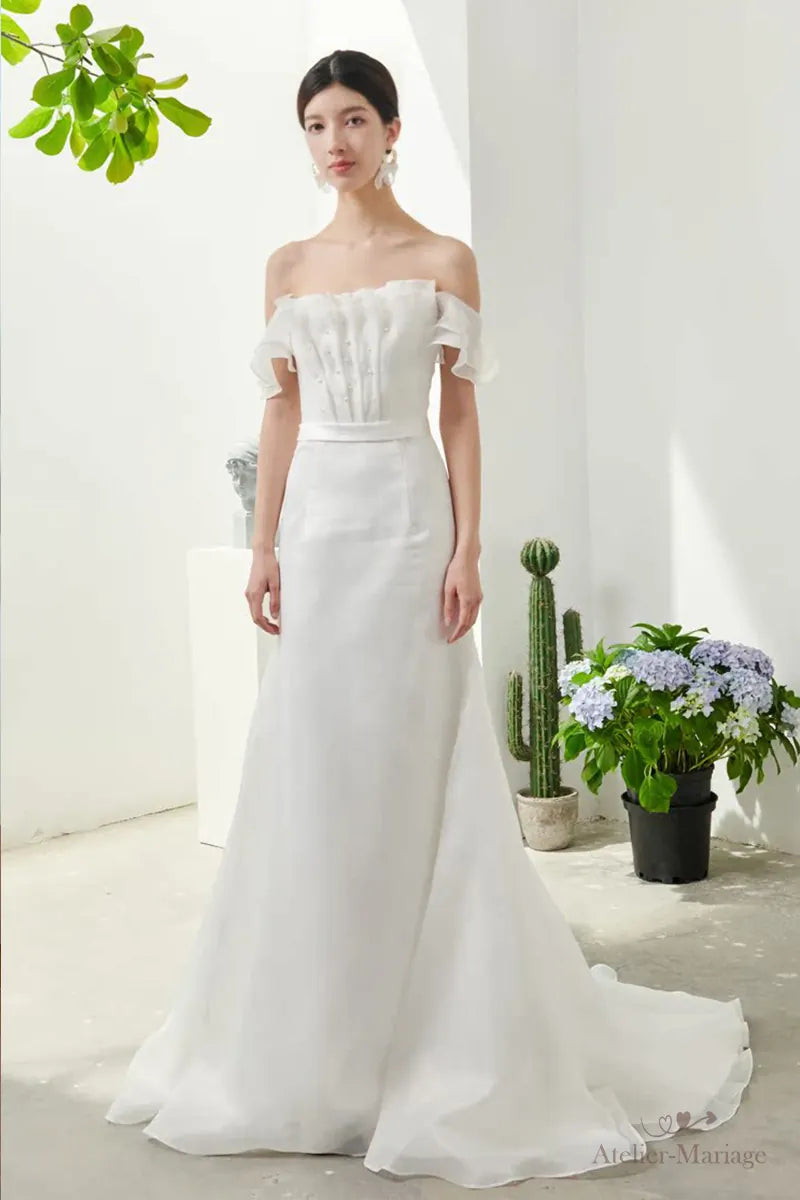 Femme très élégante en robe de mariée blanche chic et simple bohème