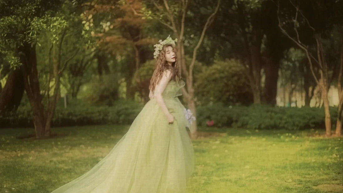 Robe de Mariée de Couleur en 2026 : Comment le Vert Sauge a Réinventé le Mariage Bohème