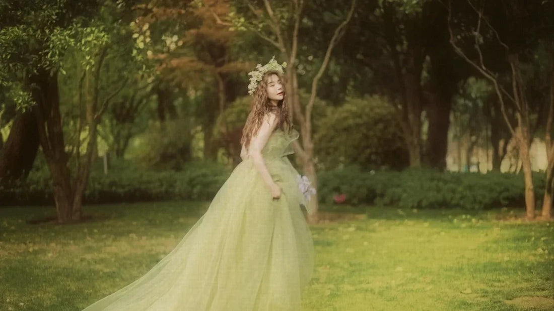 Robe de Mariée de Couleur en 2026 : Comment le Vert Sauge a Réinventé le Mariage Bohème