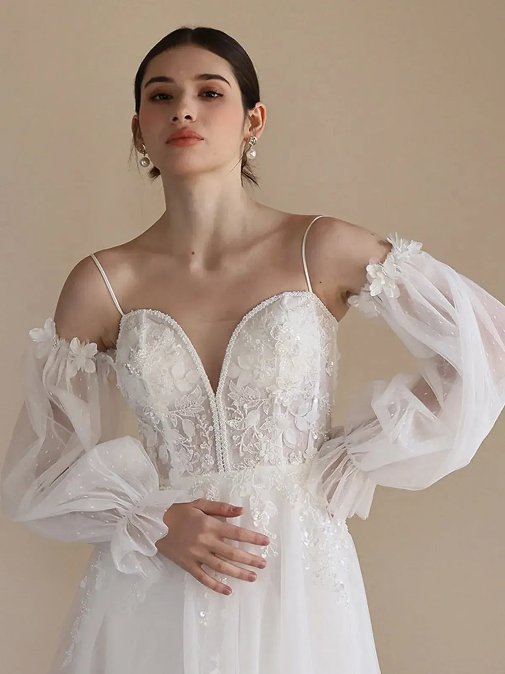 Détail manches lanterne amovibles tulle à pois avec ornements floraux 3D