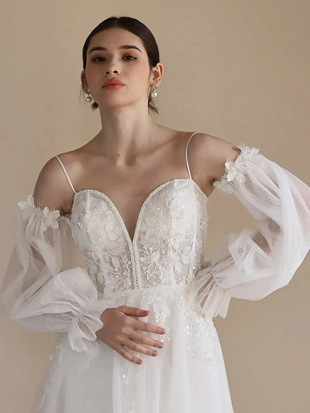 Détail manches lanterne amovibles tulle à pois avec ornements floraux 3D