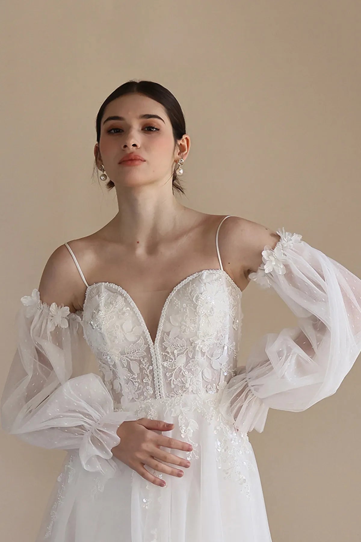 Détail manches lanterne amovibles tulle à pois avec ornements floraux 3D