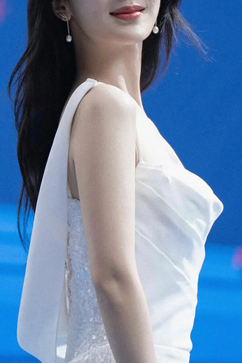Robe Fluide Mariée avec Traîne Paillette Col Drapé - profil élégant