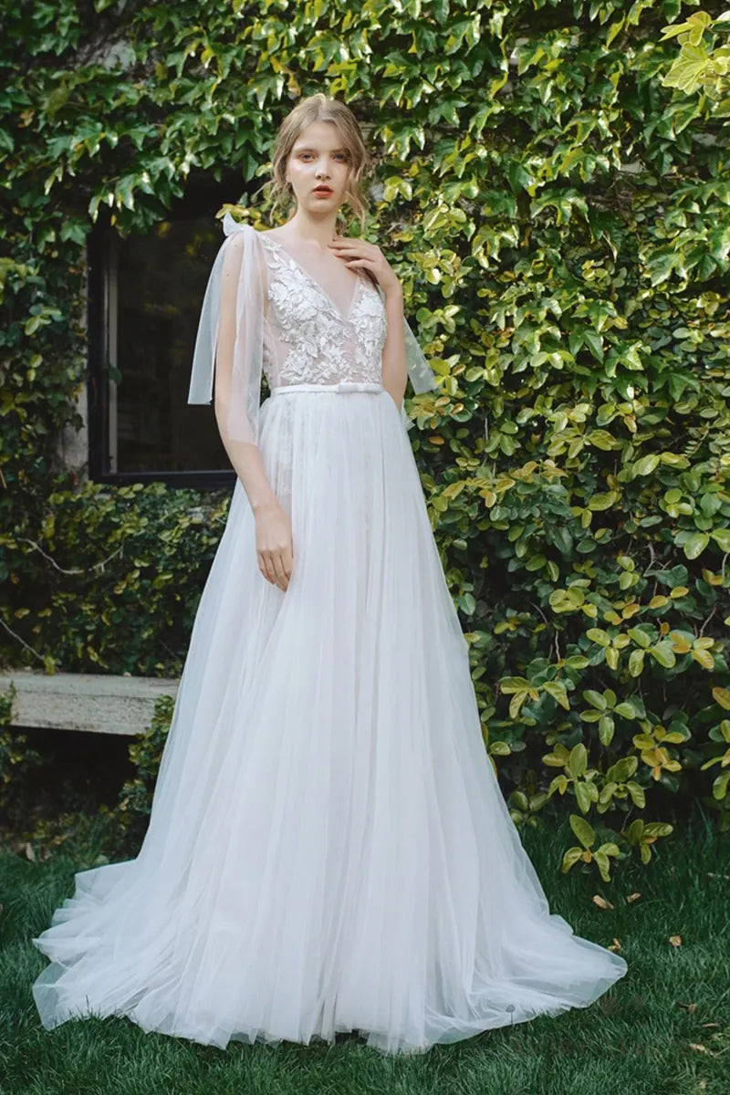 Robe de mariée bohème sur-mesure avec dentelle fine et voile, idéale pour un mariage champêtre