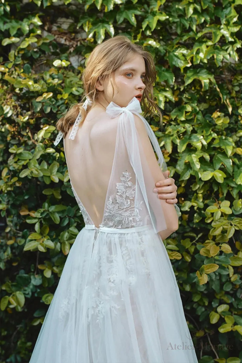 Robe de mariée bohème sur-mesure avec dos nu, dentelle fine et fleurs 3D, idéale pour un mariage champêtre