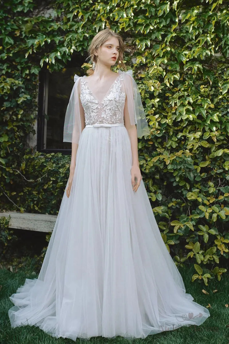 Robe de mariée bohème sur-mesure avec dentelle fine et fleurs 3D, manches transparentes, jardin verdoyant