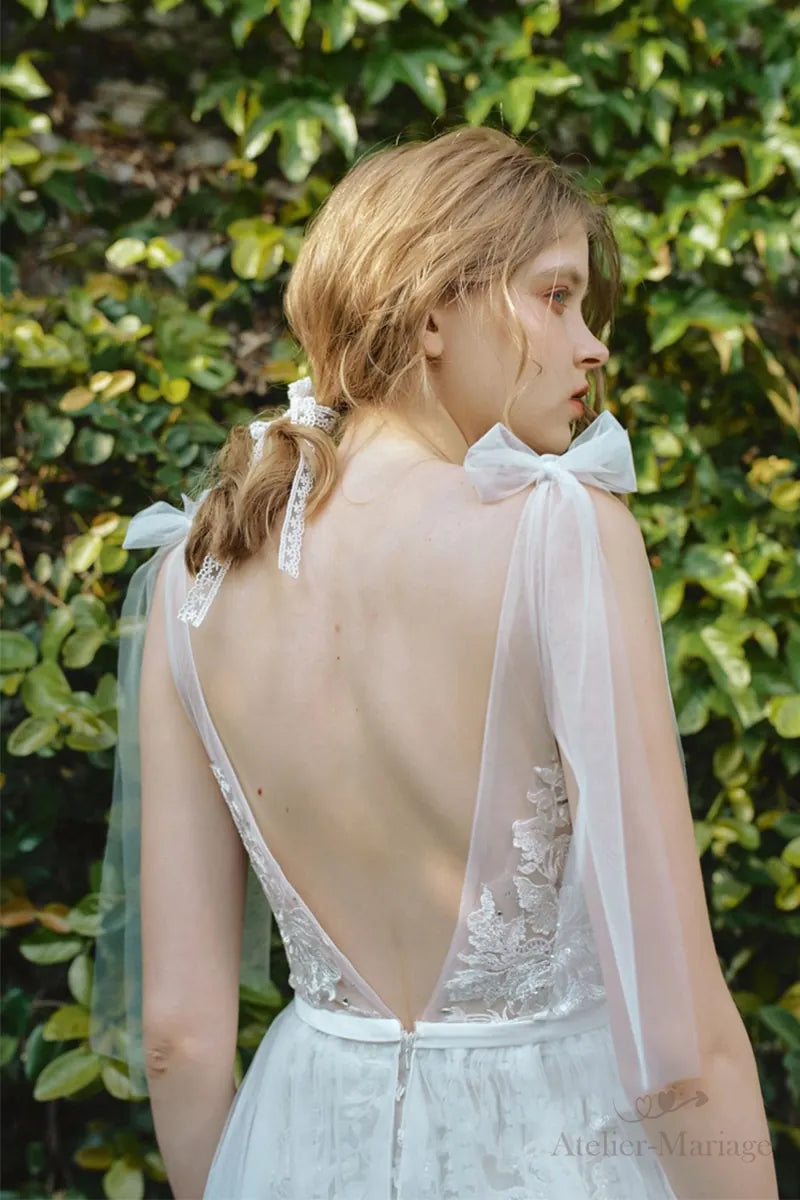 Robe de mariée bohème dos nu avec dentelle fine et rubans, style sur-mesure pour mariage champêtre
