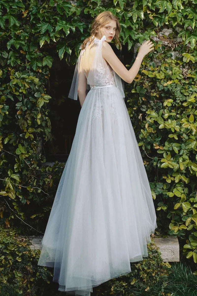Robe de mariée bohème sur-mesure en dentelle et tulle, dos nu avec voile, idéale pour mariage champêtre