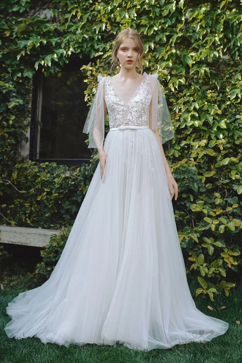 Robe de mariée bohème sur-mesure avec dentelle fine et fleurs 3D, idéale pour un mariage champêtre