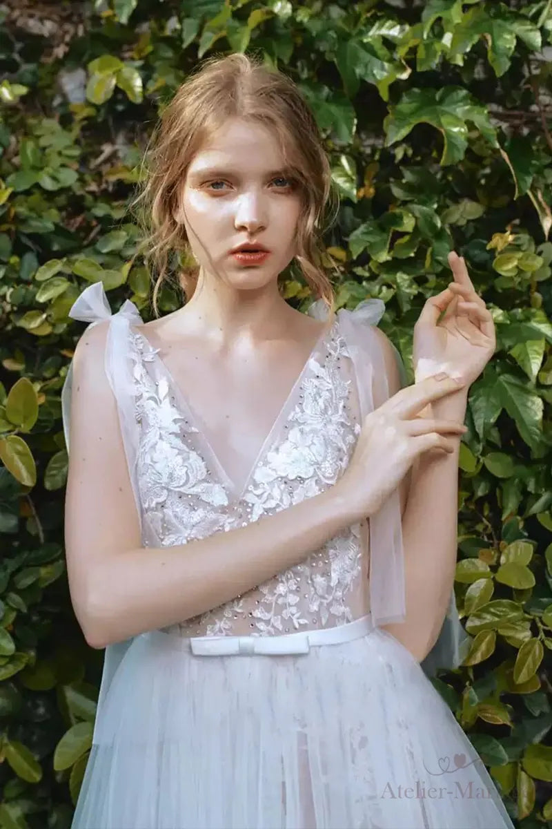 Robe de mariée bohème sur-mesure avec dentelle fine et fleurs 3D, idéale pour un mariage champêtre