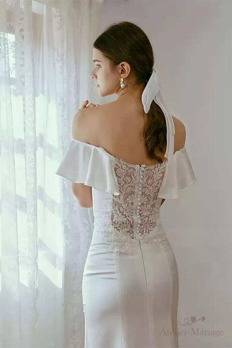 Robe de mariée bohème chic avec un sublime dos nu orné de dentelle.