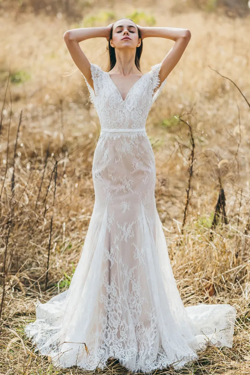 Robe de mariée bohème en dentelle fine avec traîne, idéale pour un mariage champêtre