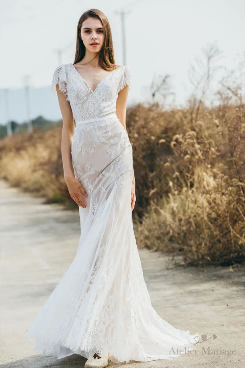 Robe de mariée bohème sur-mesure en dentelle fine avec fleurs 3D, style champêtre et élégant