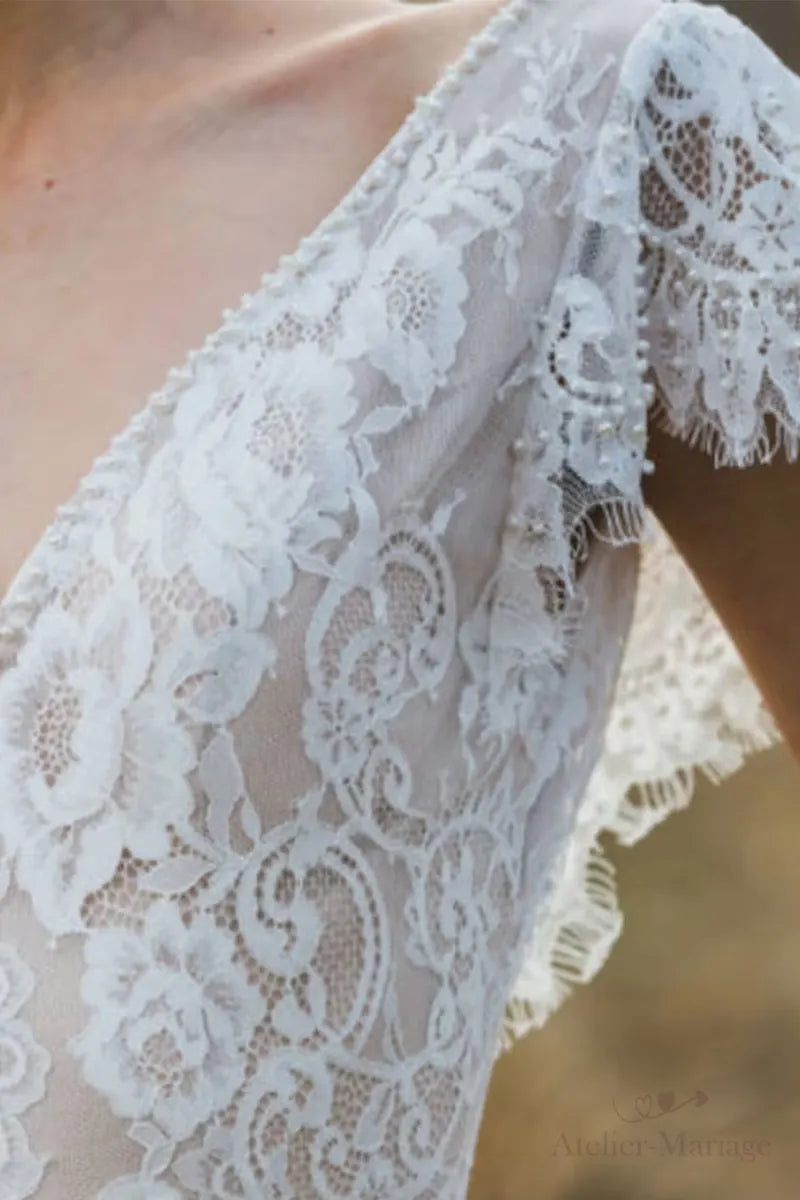 Robe de mariée bohème en dentelle fine avec détails floraux et perles, confection sur-mesure