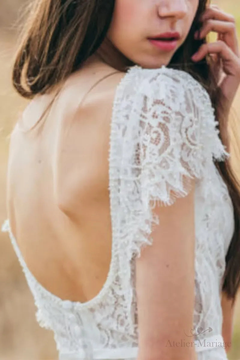Robe de mariée bohème dos nu en dentelle fine avec manches volantées, style sur-mesure artisanal
