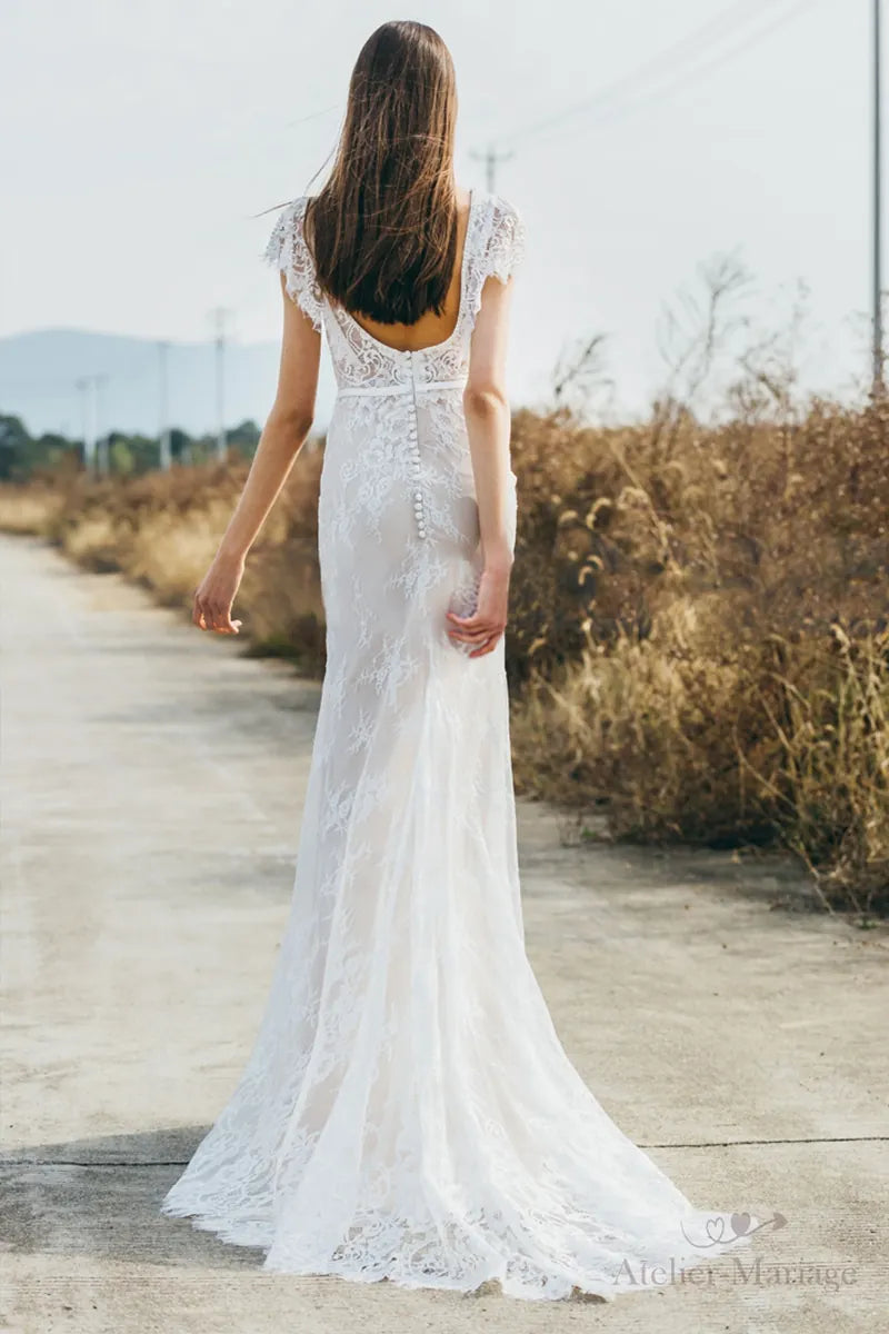 Robe de mariée bohème sur-mesure en dentelle fine avec dos nu et traîne, idéale pour un mariage champêtre