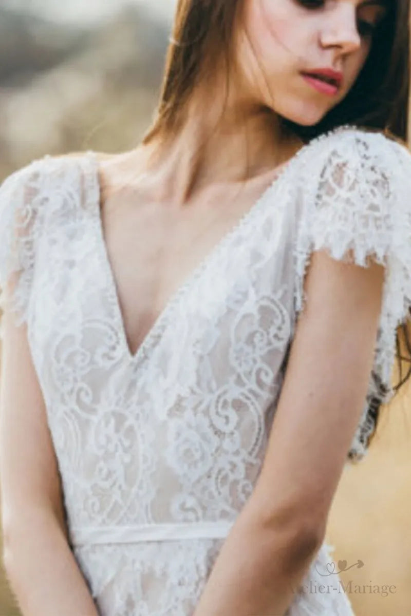 Robe de mariée bohème en dentelle fine avec manches courtes et décolleté en V