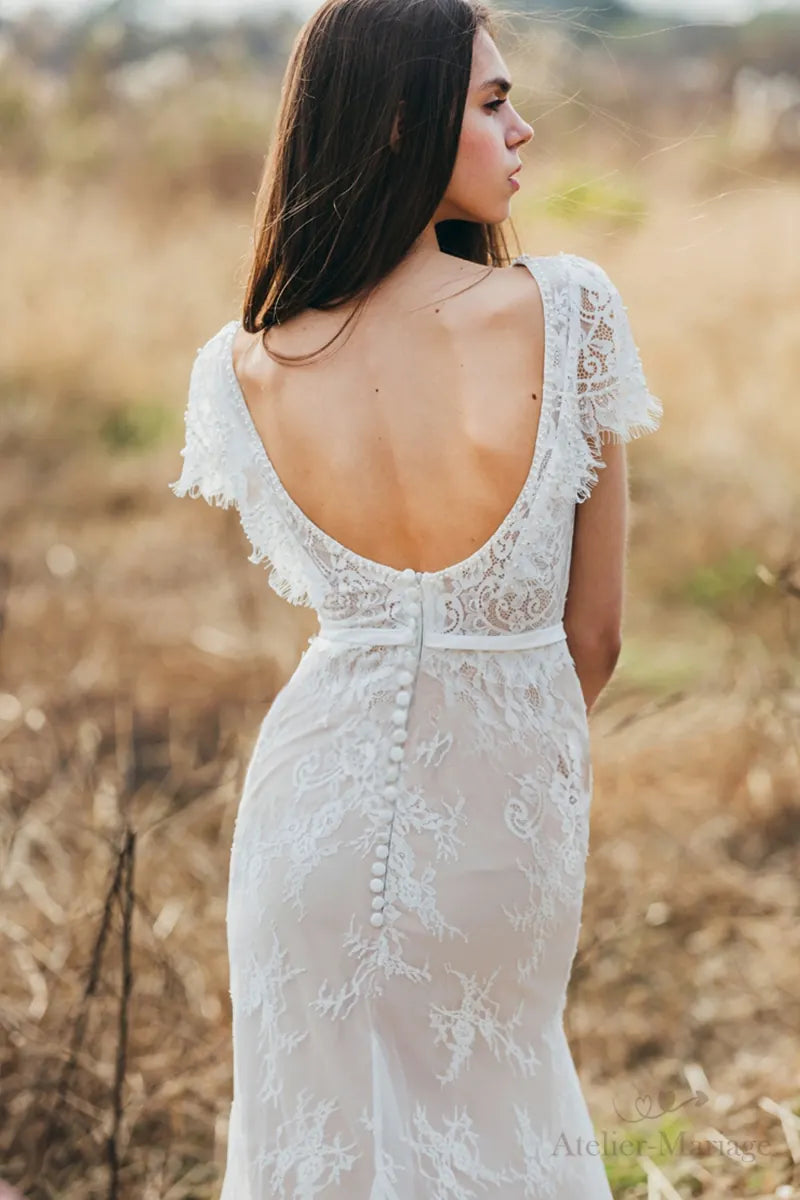 Robe de mariée bohème sur-mesure en dentelle fine avec dos nu et boutons, idéale pour mariage champêtre
