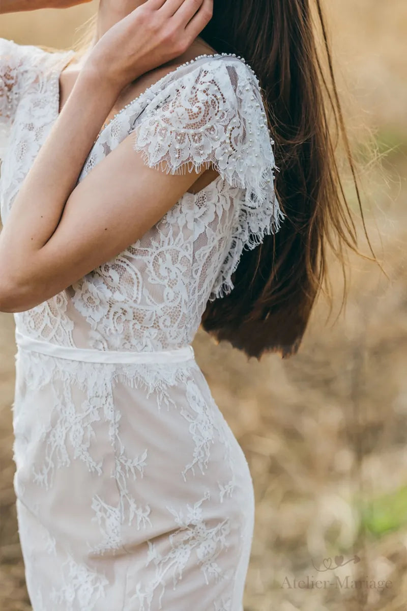 Robe de mariée bohème en dentelle fine avec manches courtes et perles, style sur-mesure