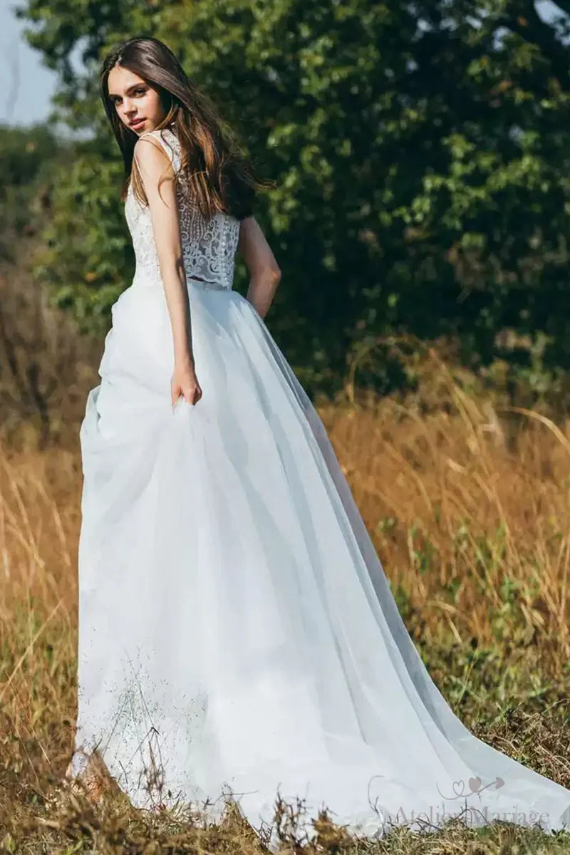 Robe de mariée bohème sur-mesure en dentelle fine, traîne fluide, idéale pour mariage champêtre
