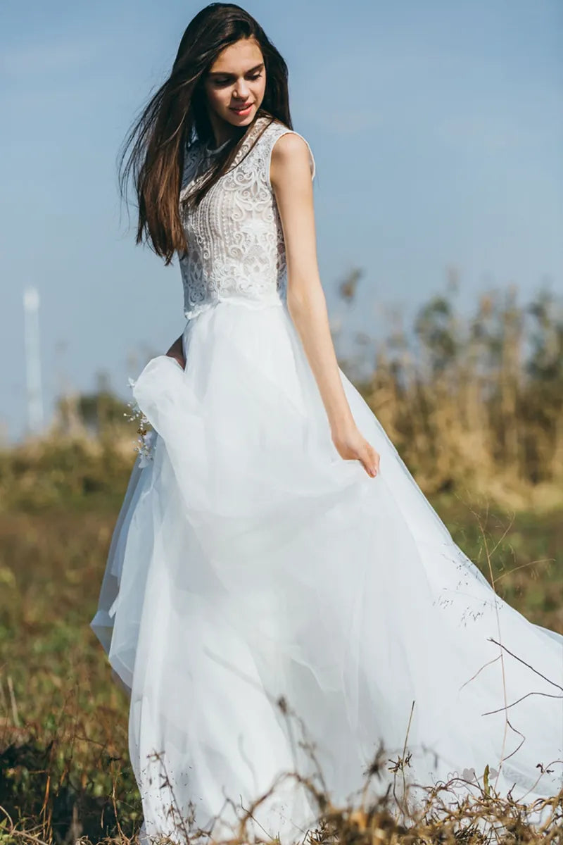 Robe de mariée bohème sur-mesure en dentelle fine et tulle, idéale pour un mariage champêtre