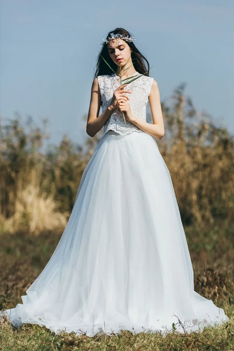 Robe de mariée bohème sur-mesure en dentelle fine et tulle, couronne de fleurs, champ ensoleillé