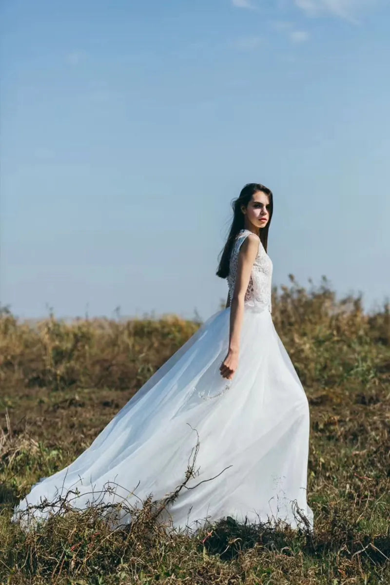 Robe de mariée bohème sur-mesure en dentelle fine, champ ensoleillé, style artisanal