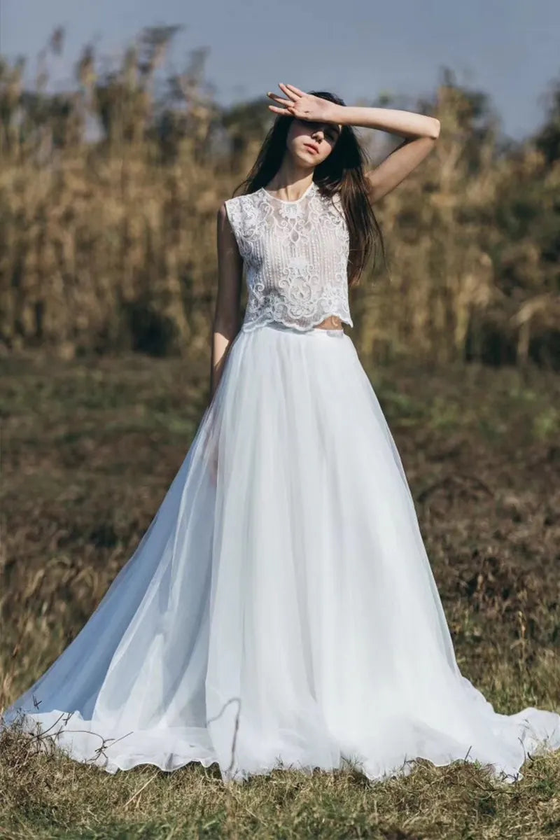Robe de mariée bohème sur-mesure en dentelle fine et tulle, idéale pour un mariage champêtre