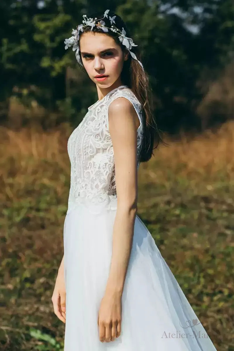 Robe de mariée bohème sur-mesure en dentelle fine avec couronne de fleurs, style champêtre et élégant