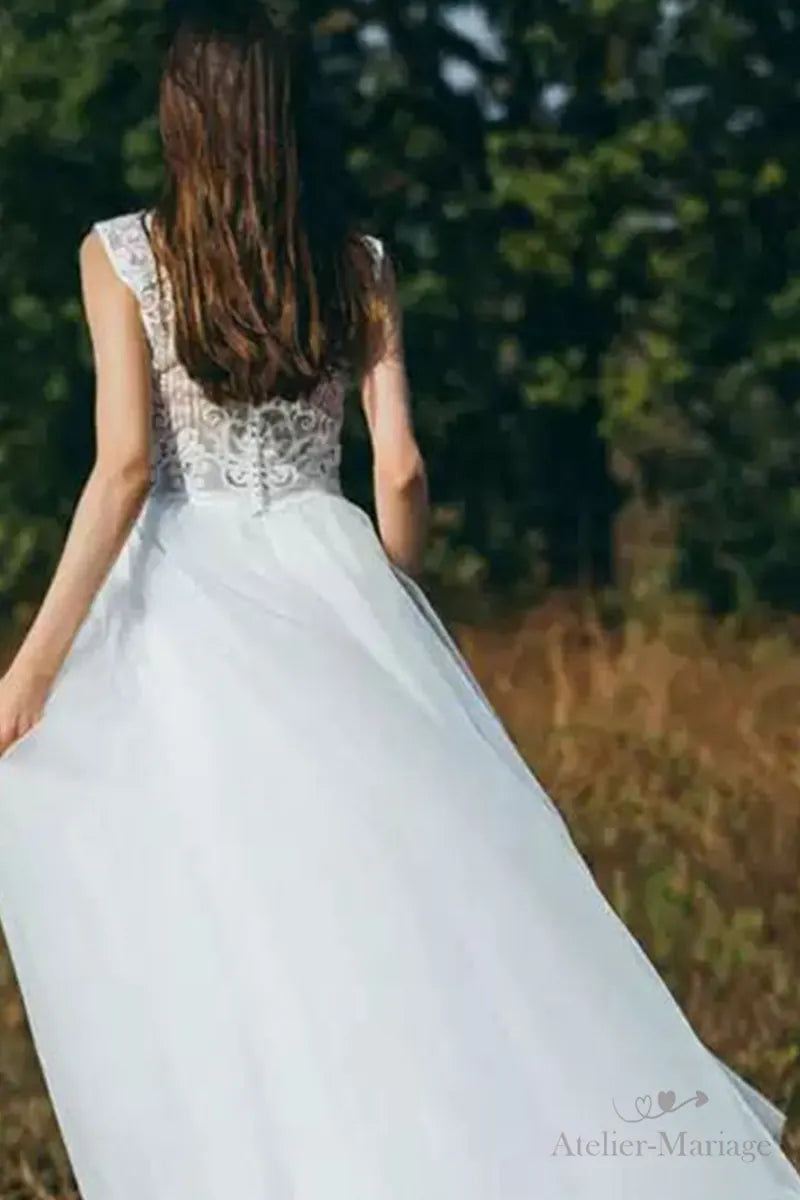 Robe de mariée bohème sur-mesure avec dentelle fine et dos ajouré, idéale pour mariage champêtre