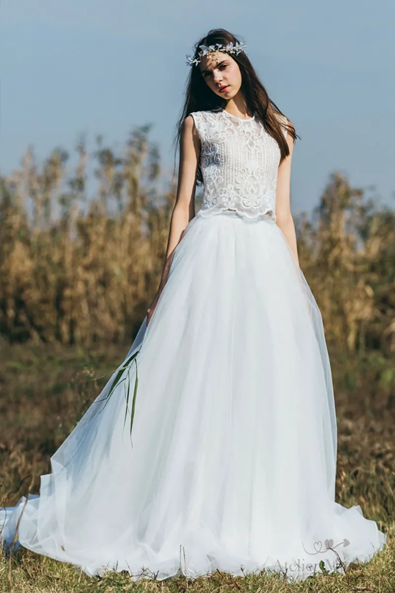 Robe de mariée bohème sur-mesure en dentelle fine et tulle, couronne de fleurs, champ ensoleillé