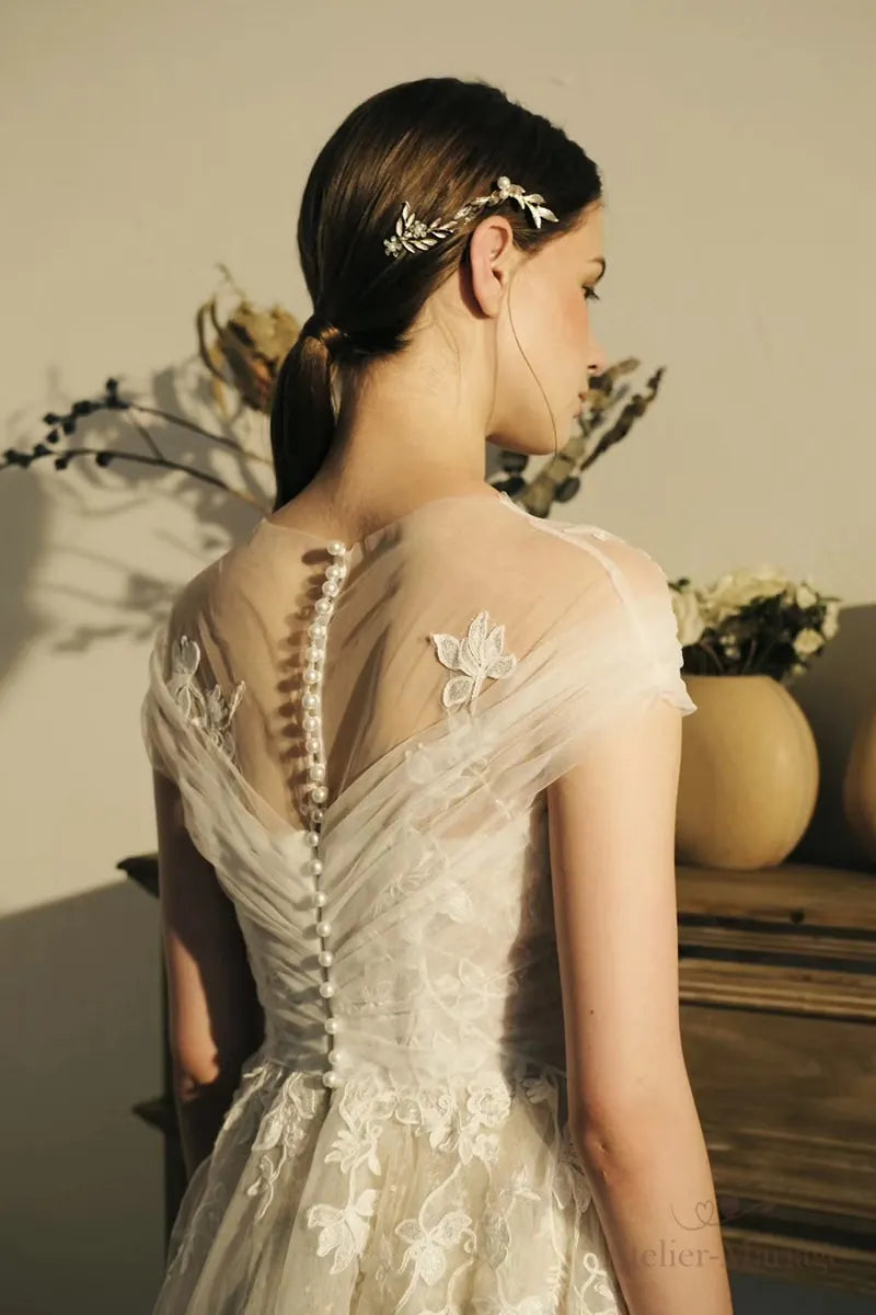 Robe de mariée champêtre fluide bohème avec détails floraux - vue de dos montrant légèreté naturelle