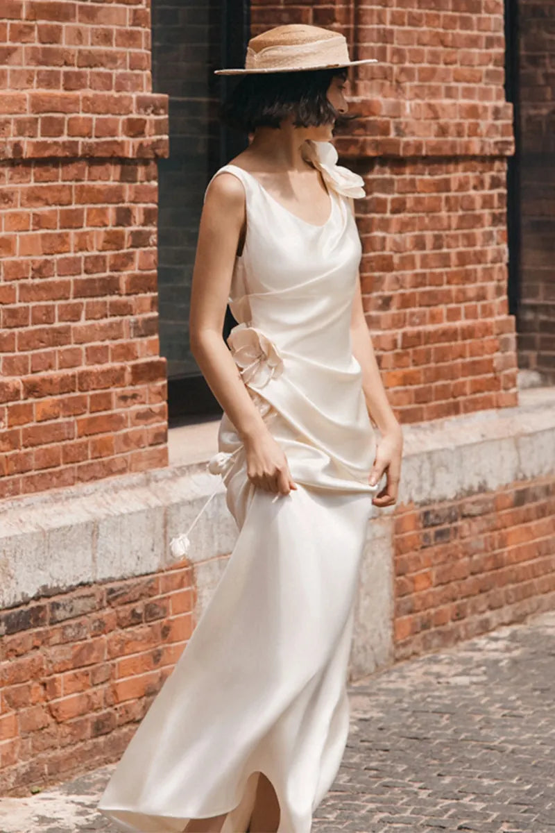 Robe de mariée civile en satin fluide à fleurs, création artisanale