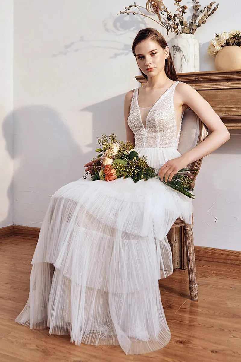 Robe de mariée bohème sur-mesure avec dentelle fine et jupe en tulle, bouquet floral naturel
