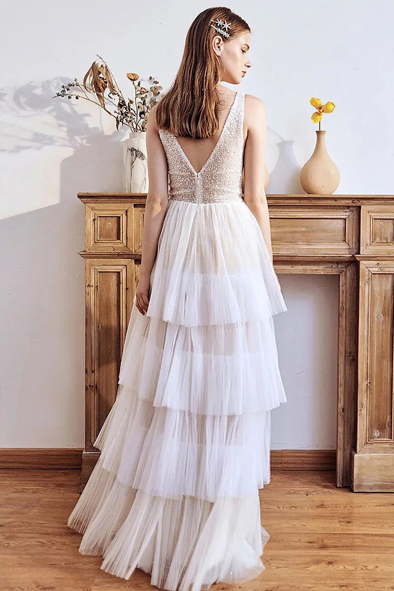 Robe de mariée bohème sur-mesure avec dos en V et jupe en tulle à volants, détails pailletés