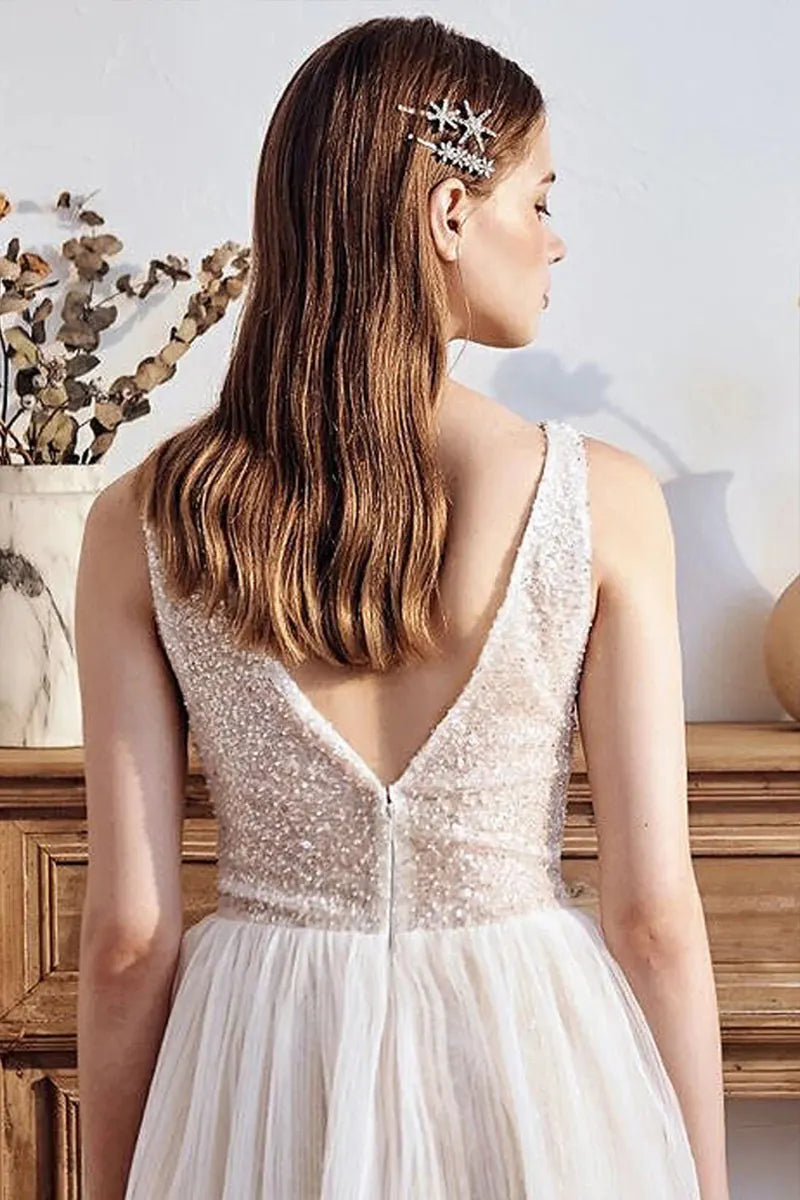 Robe de mariée bohème dos nu avec dentelle et paillettes, coiffure ornée d'épingles à cheveux étoilées