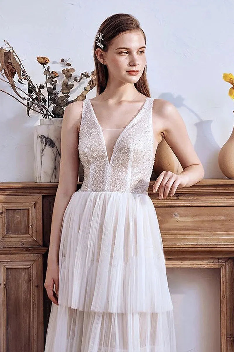 Robe de mariée bohème sur-mesure avec dentelle fine et décolleté plongeant, style artisanal élégant
