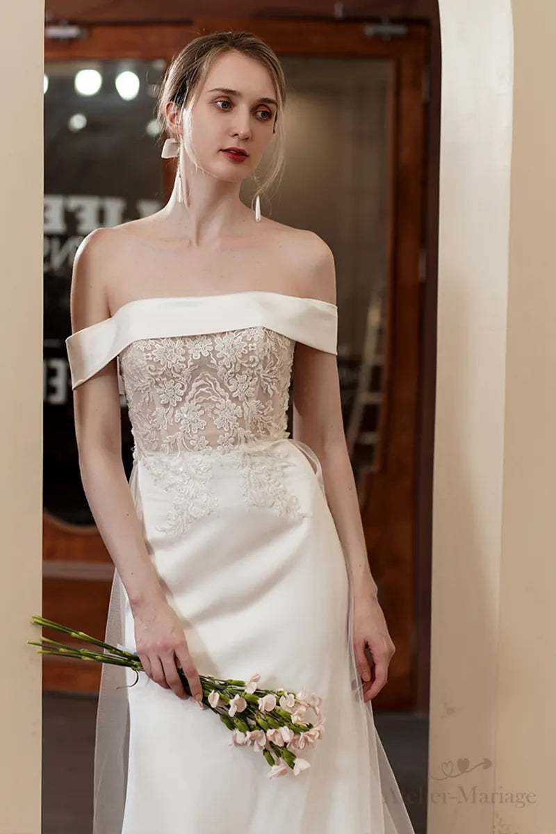 Allure chic et sophistiquée d'une robe de mariée en satin avec épaules dénudées.