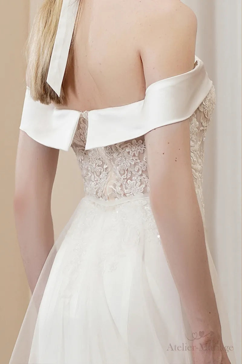 Dos de la robe de mariée satin fluide col bateau perlée