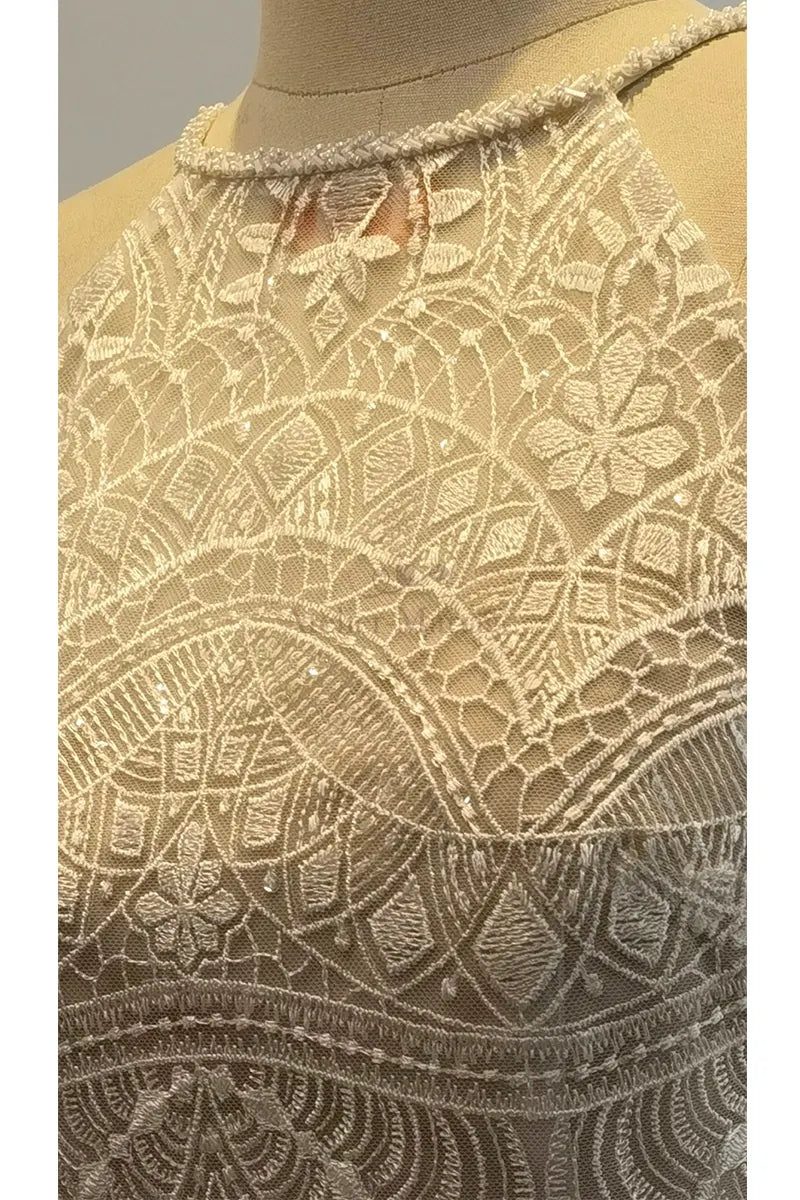 Hochzeitskleid mit gestickten Blumen und hohem Kragen 