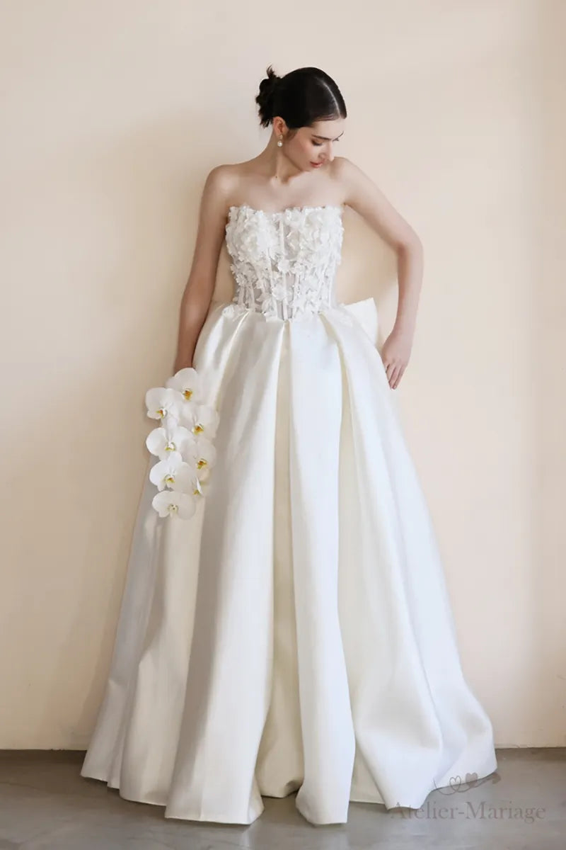 Robe de mariée bohème sur-mesure avec fleurs 3D et dentelle fine, style élégant et romantique