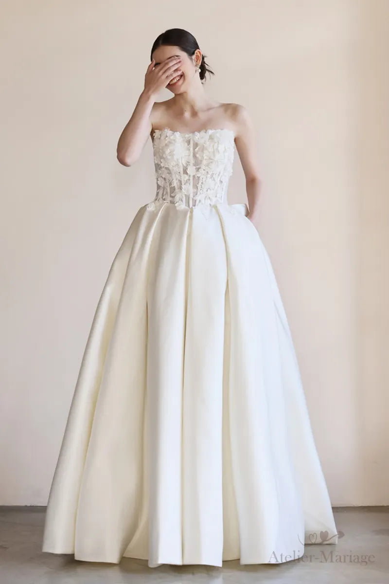 Robe de mariée bohème sur-mesure avec bustier dentelle et jupe satinée, style élégant et romantique