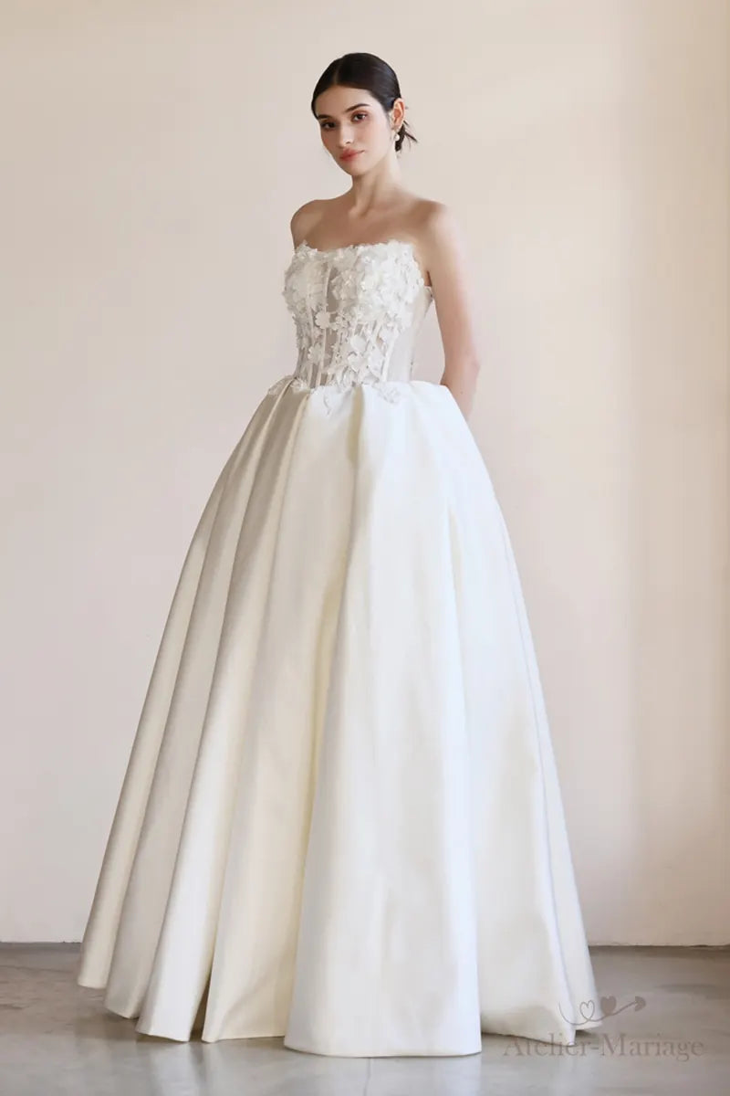 Robe de mariée bohème sur-mesure avec bustier fleurs 3D et jupe ample en dentelle fine