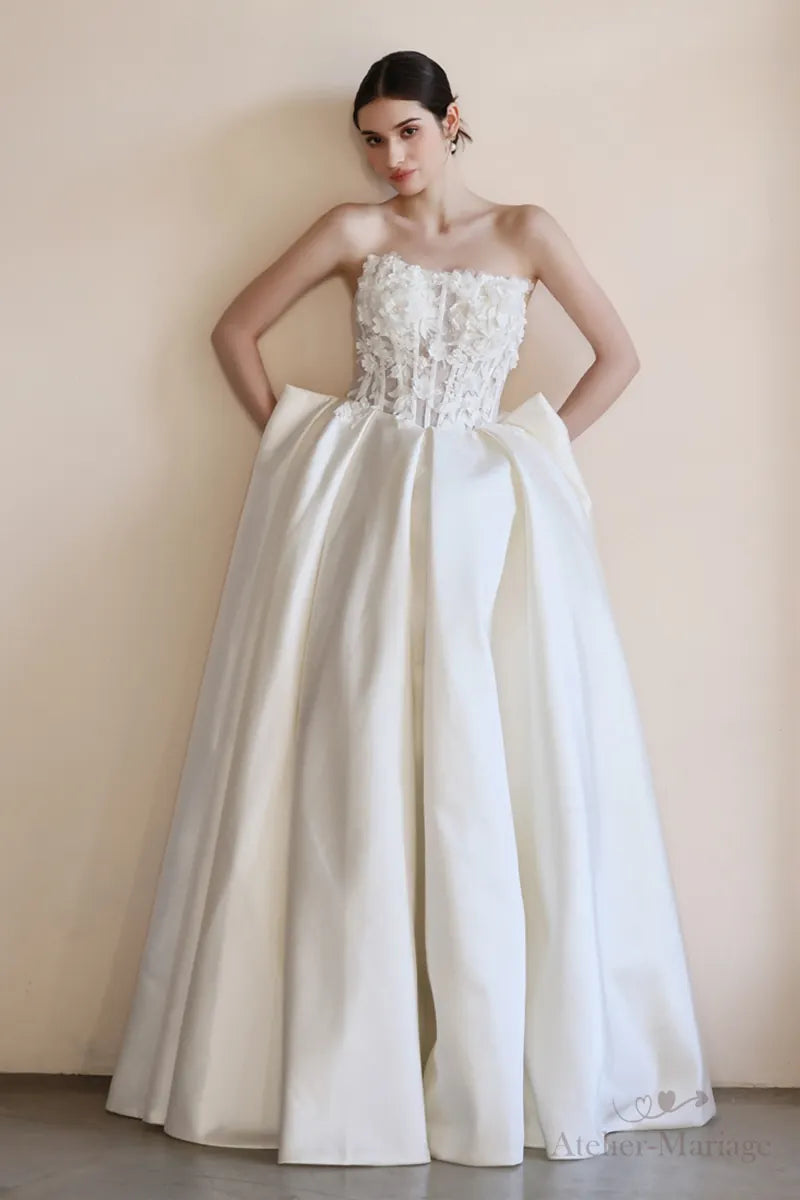 Robe de mariée bohème sur-mesure avec bustier fleurs 3D et jupe satinée, confection artisanale