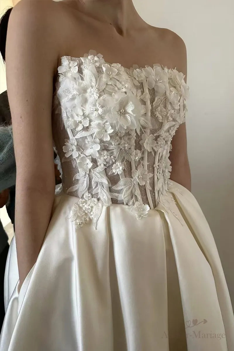 Robe de mariée bohème sur-mesure avec fleurs 3D et dentelle fine, bustier sans bretelles et jupe satinée