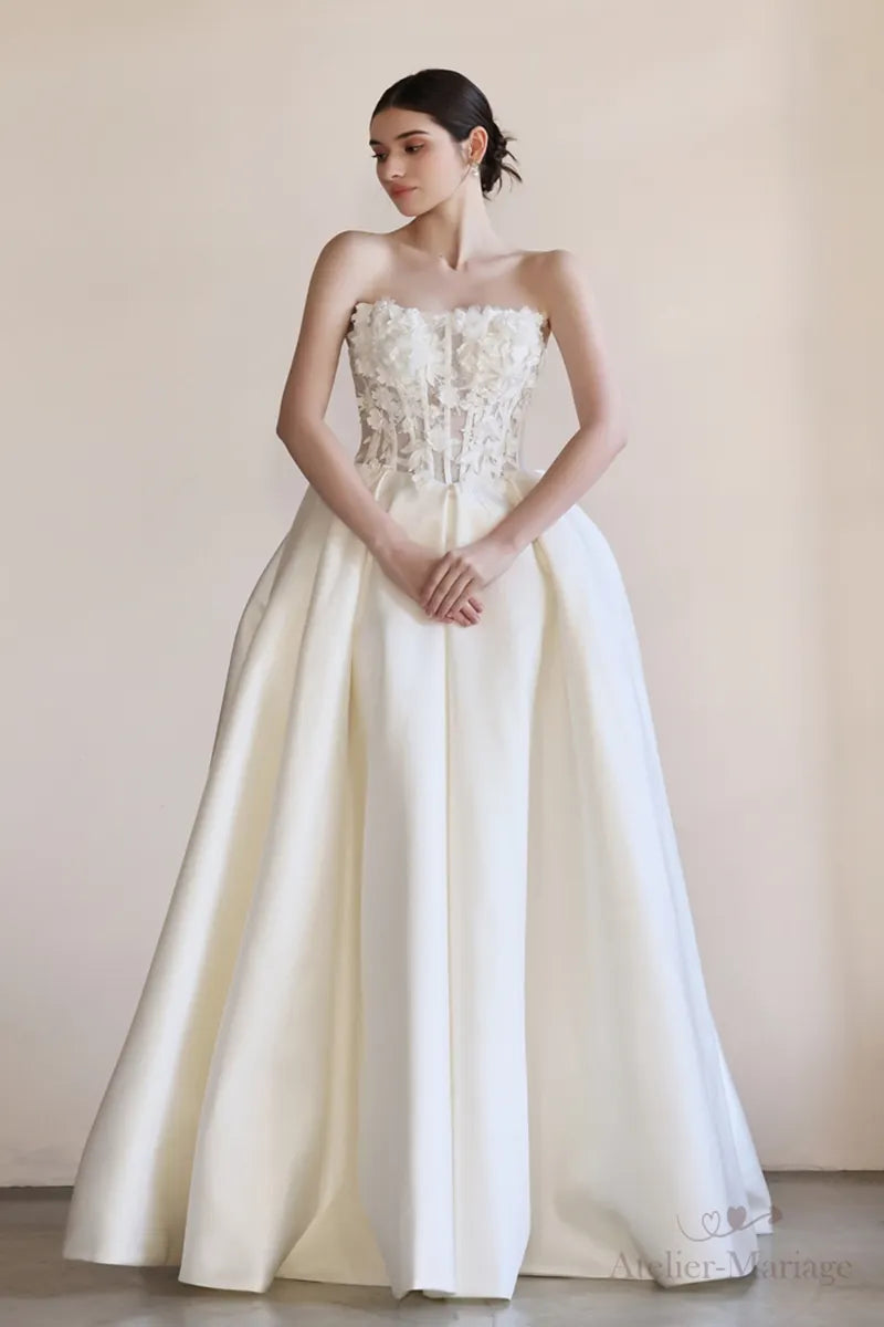 Robe de mariée bohème sur-mesure avec bustier fleurs 3D et jupe satinée, style élégant et romantique