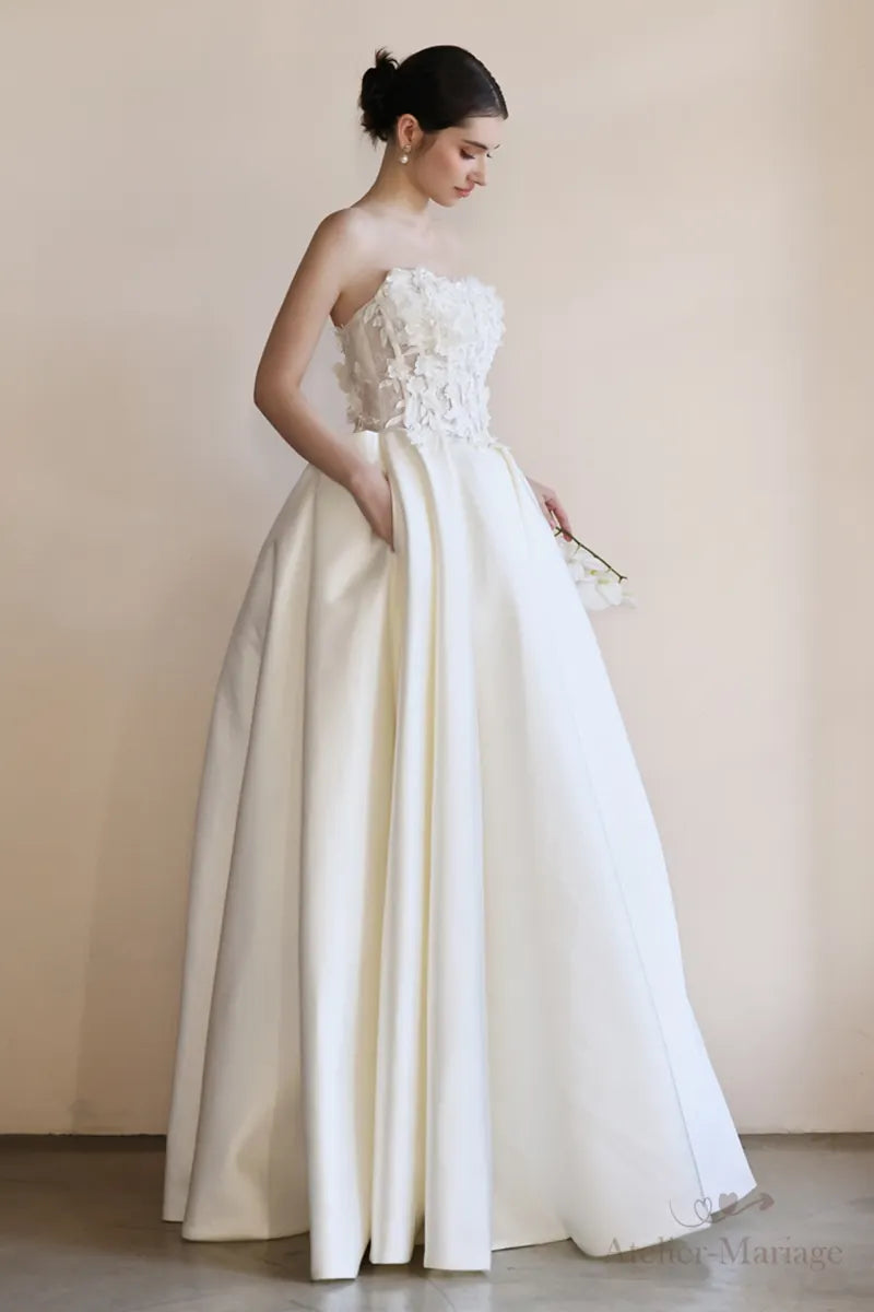 Robe de mariée bohème sur-mesure avec bustier fleurs 3D et jupe fluide en dentelle fine