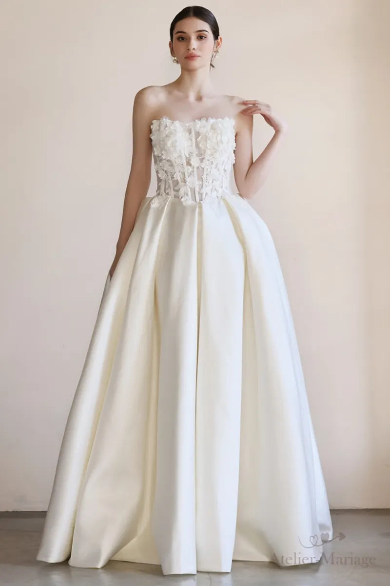 Robe de mariée bohème sur-mesure avec bustier fleurs 3D et jupe satinée, confection artisanale
