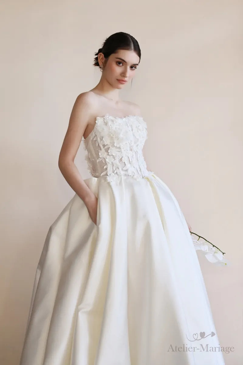 Robe de mariée bohème sur-mesure avec fleurs 3D et dentelle fine, style bustier sans bretelles