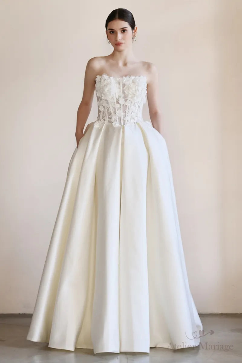 Robe de mariée bohème sur-mesure avec bustier fleurs 3D et jupe satinée, confection artisanale